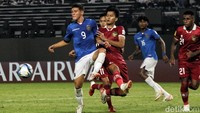 Para pemain Indonesia U-17 harus berjibaku menahan serangan tim Ekuador pada laga kemarin malam di Stadion Gelora Bung Tomo.
