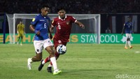 Pemain Indonesia Arkhan Purwanto saling berebut bola dengan pemain Ekuador Elkin Ruiz. Dalam laga kemarin Arkhan berhasil mencetak gol untuk Indonesia pada menit ke 22 babak pertama.