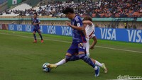 Pemain Jepang Yoshinaga Yumeki dijegal pemain belakang Polandia. Serangan Jepang masih belum membuahkan gol.  (Foto: Wisma Putra/detikJabar)