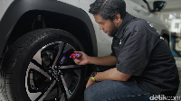 Agar pengetesan ini kian akurat, kami tak lupa mengecek tekanan angin bannya dan menggunakan standar yang direkomendasikan yakni 32 psi untuk ban belakang dan 33 psi untuk ban depan. Toyota mempercayakan ban Yaris Cross Hybrid ini kepada Bridgestone. Mobil ini mengusung ban Turanza T005A dengan ukuran 215/55 R18. Foto: 20detik