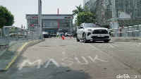 Sebelum melakukan pengetesan, tentu tanki bensin dari Toyota Yaris Cross Hybrid ini perlu dikuras habis hingga ke pompanya. Pengurasan tanki bensin ini kami lakukan secara resmi di bengkel Auto2000. Foto: 20detik