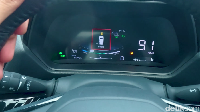 Ketika mobil dinyalakan hingga beberapa kilometer awal, Yaris Cross Hybrid masih sempat beroperasi dengan dorongan baterainya saja. Lalu setelah beberapa detik, mesin bensinnya menyala tanda mulai bekerja dan juga secara paralel mengisi daya baterainya. Bahkan fuel meter di instrumen klusternya sempat tidak membaca keberadaan bensin dan tidak ada bar yang tampil. Foto: 20detik