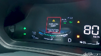 Klimaks pengetesan ini terjadi setelah mobil melaju hampir 140 km. “Mesin berhenti bekerja. Berhenti di tempat yang aman. Baca buku petunjuk,” tulisan ini lalu menghiasi panel instrumen kluster. Dari situ kami tahu bahwa bensin sudah habis dan mesin tak lagi bekerja. Namun menariknya, mobil terasa masih bisa digas dan melaju. Hingga akhirnya berhenti total setelah berjalan sejauh 142,9 km. Luar biasa! Foto: 20detik