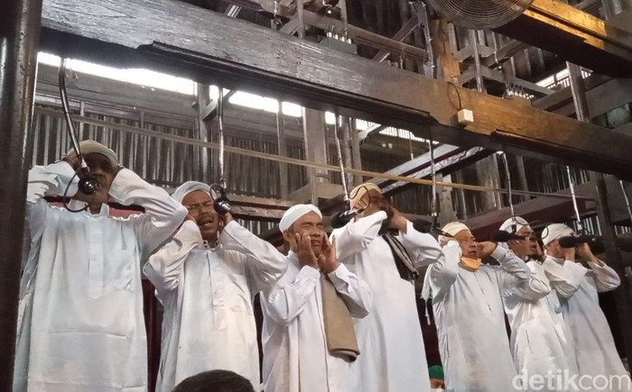 Tradisi azan pitu di Masjid Sang Cipta Rasa Cirebon