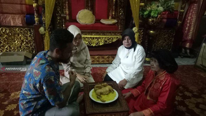 Tradisi tepung perdamaian Palembang.