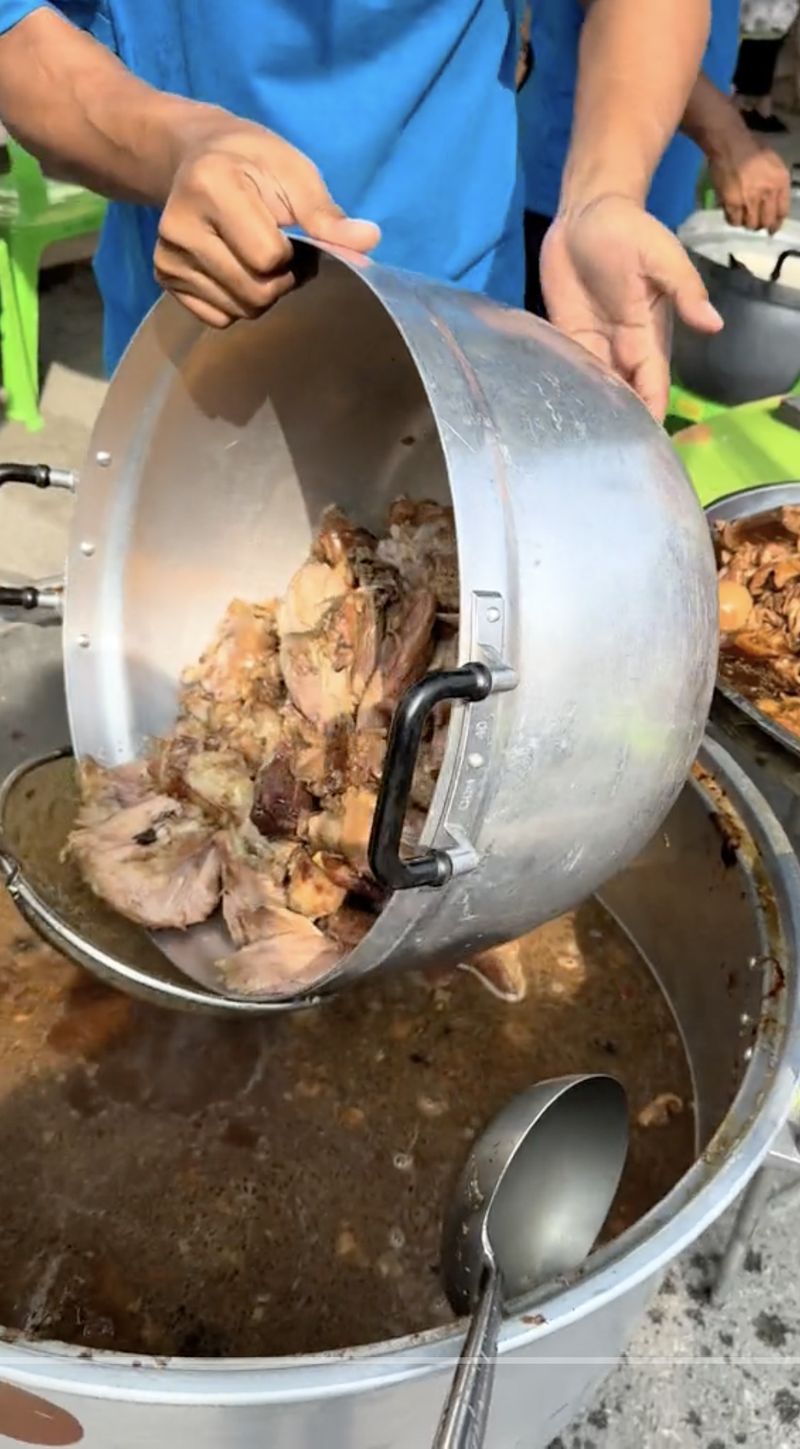 Unik! Di Thailand Ada Menu Kaki Babi dengan Tambahan Ovaltine