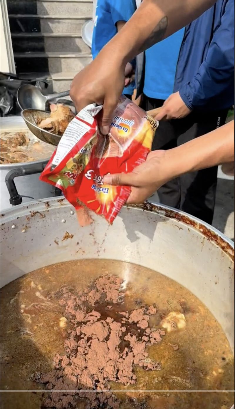 Unik! Di Thailand Ada Menu Kaki Babi dengan Tambahan Ovaltine