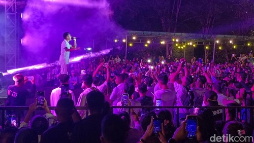 Vicky Salamor saat menyanyikan lagunya di Lapangan Batuplat, Kota Kupang, Sabtu (11/11/2023). (Simon Selly / detikBali)