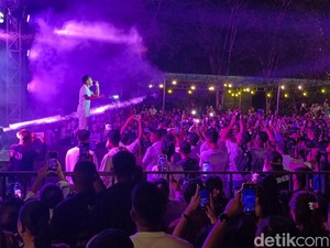 Pecah! Masyarakat Kota Kupang Padati Konser Vicky Salamor