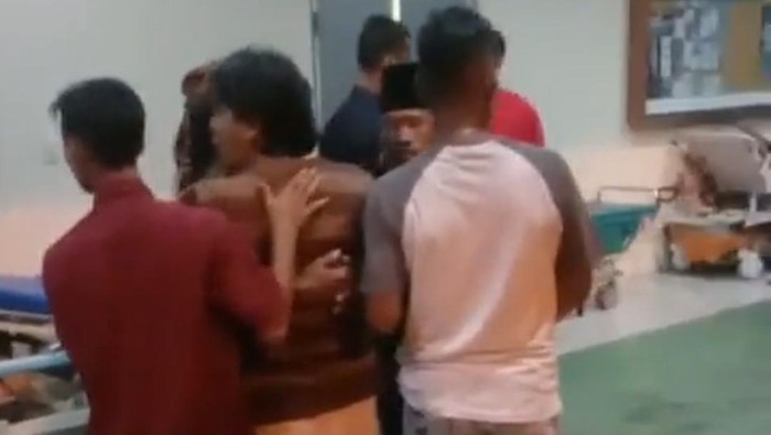 Viral video seorang pria memaki dan menuding pihak RSUD Leuwiliang Bogor menyembunyikan ambulans saat pasien koma dan butuh ambulans.