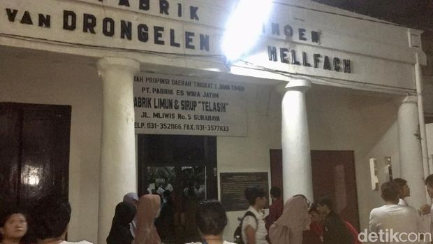 Walking tour menyusuri malam di tengah bangunan lawas di Kota Tua Surabaya tepat di Hari Pahlawan.