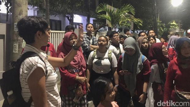 Walking tour menyusuri malam di tengah bangunan lawas di Kota Tua Surabaya tepat di Hari Pahlawan.