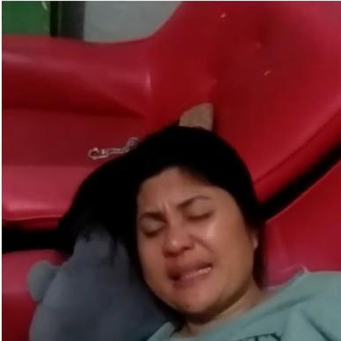 Wanita diduga polwan tengah dalam pengaruh narkoba dan alkohol. (Foto: Tangkapan layar video viral)