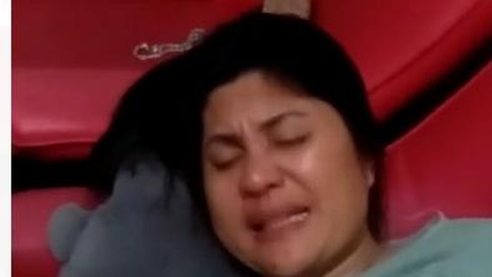 Wanita diduga polwan tengah dalam pengaruh narkoba dan alkohol. (Foto: Tangkapan layar video viral)