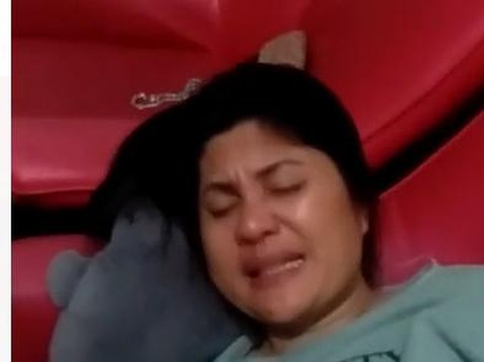Wanita diduga polwan tengah dalam pengaruh narkoba dan alkohol. (Foto: Tangkapan layar video viral)