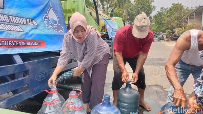 Warga pesisir mendapatkan bantuan air bersih