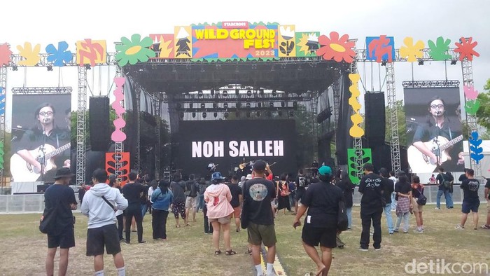 Penampilan musisi asal Malaysia Noh Salleh di Candi Prambanan, dalam acara Wild Ground Fest 2023 Sabtu (11/11/2023)