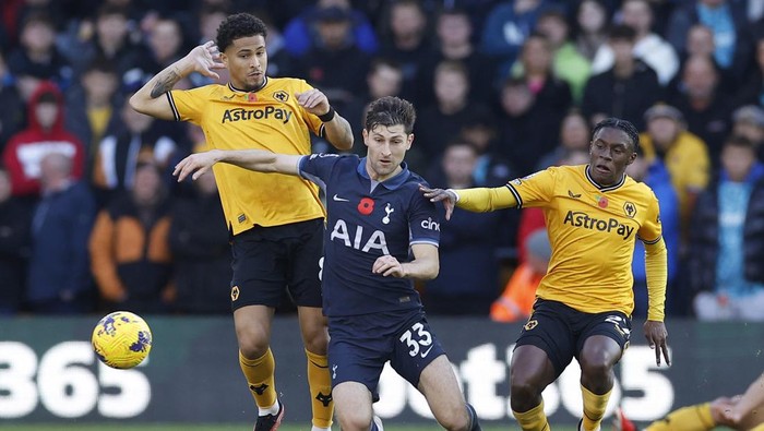Soccer Football - Premier League - Wolverhampton Wanderers v Tottenham Hotspur - Molineux Stadium, Wolverhampton, Britain - November 11, 2023  Tottenham Hotspur's Ben Davies in action with Wolverhampton Wanderers' Joao Gomes and Jean-Ricner Bellegarde Action Images via Reuters/Jason Cairnduff NO USE WITH UNAUTHORIZED AUDIO, VIDEO, DATA, FIXTURE LISTS, CLUB/LEAGUE LOGOS OR 'LIVE' SERVICES. ONLINE IN-MATCH USE LIMITED TO 45 IMAGES, NO VIDEO EMULATION. NO USE IN BETTING, GAMES OR SINGLE CLUB/LEAGUE/PLAYER PUBLICATIONS.