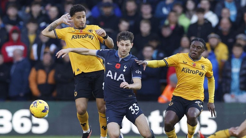 Soccer Football - Premier League - Wolverhampton Wanderers v Tottenham Hotspur - Molineux Stadium, Wolverhampton, Britain - November 11, 2023  Tottenham Hotspur's Ben Davies in action with Wolverhampton Wanderers' Joao Gomes and Jean-Ricner Bellegarde Action Images via Reuters/Jason Cairnduff NO USE WITH UNAUTHORIZED AUDIO, VIDEO, DATA, FIXTURE LISTS, CLUB/LEAGUE LOGOS OR 'LIVE' SERVICES. ONLINE IN-MATCH USE LIMITED TO 45 IMAGES, NO VIDEO EMULATION. NO USE IN BETTING, GAMES OR SINGLE CLUB/LEAGUE/PLAYER PUBLICATIONS.