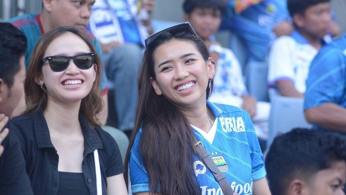Yolla Yuliana (berkostum Persib) saat di Stadion GBLA.