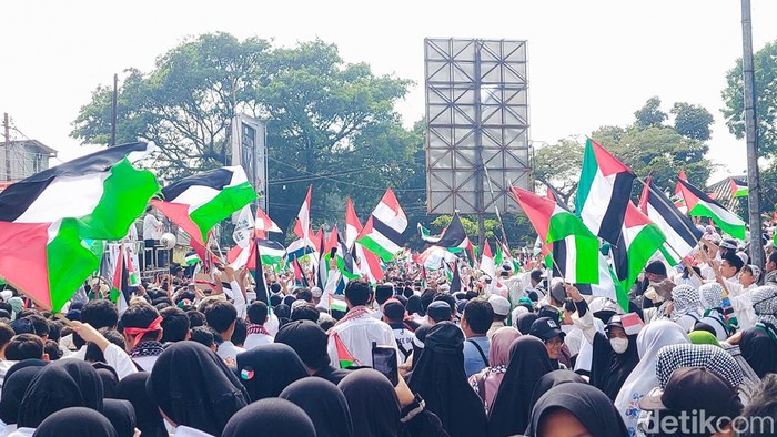 10 Ribu Warga Cimahi Tumplek di Taman Segitiga Sriwijaya Dukung Palestina, Minggu (12/11/2023).