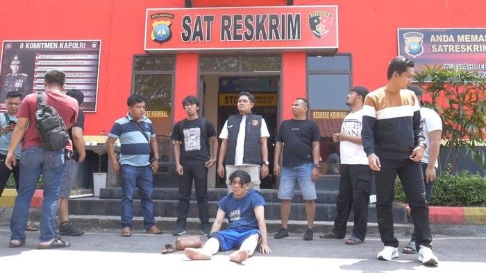 Ahmad Yuda Pelaku pembunuhan Tetty Rumondang Harahap saat diamankan di Polresta Barelang.(