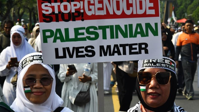 Aksi Bekasi bersama Palestina SAnak mengikuti aksi Bekasi bersama Palestina saat Hari Bebas Kendaraan Bermotor (HBKB) di Bekasi, Jawa Barat, Minggu (12/11/2023). Aksi yang diikuti ribuan warga tersebut sebagai bentuk solidaritas untuk rakyat Palestina dan meminta agar PBB berperan aktif dalam menghentikan konflik Palestina-Israel. ANTARA FOTO/ Fakhri Hermansyah/YU