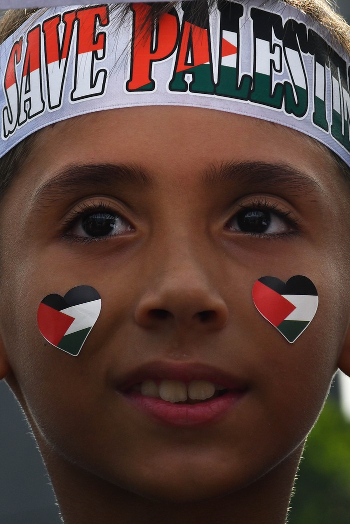 SAnak mengikuti aksi Bekasi bersama Palestina saat Hari Bebas Kendaraan Bermotor (HBKB) di Bekasi, Jawa Barat, Minggu (12/11/2023). Aksi yang diikuti ribuan warga tersebut sebagai bentuk solidaritas untuk rakyat Palestina dan meminta agar PBB berperan aktif dalam menghentikan konflik Palestina-Israel. ANTARA FOTO/ Fakhri Hermansyah/YU