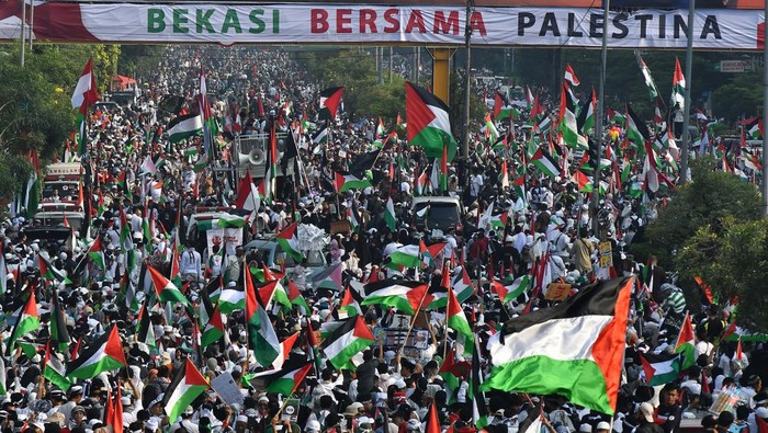 SAnak mengikuti aksi Bekasi bersama Palestina saat Hari Bebas Kendaraan Bermotor (HBKB) di Bekasi, Jawa Barat, Minggu (12/11/2023). Aksi yang diikuti ribuan warga tersebut sebagai bentuk solidaritas untuk rakyat Palestina dan meminta agar PBB berperan aktif dalam menghentikan konflik Palestina-Israel. ANTARA FOTO/ Fakhri Hermansyah/YU