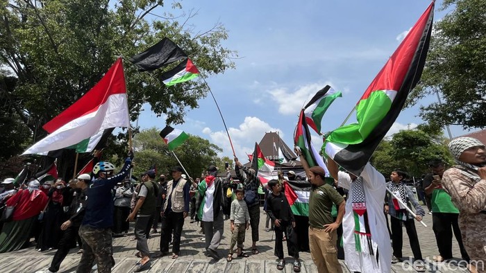 Aksi bela Palestina di depan Balai Kota Solo, Minggu (12/11/2023).