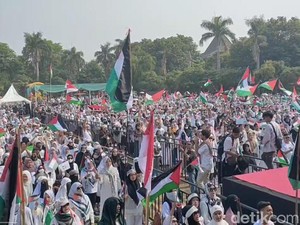 Massa Aksi Bela Palestina Tumplek Blek di Lapangan Mataram Pekalongan