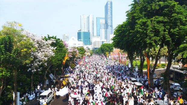 aksi damai palestina di jalur protokol surabaya