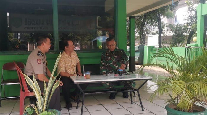 Anggota Polsek Mampang kunjungi Koramil Mampang (dok. Istimewa)