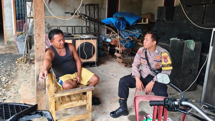Brigpol Adi Prananta saat berbincang dengan warga