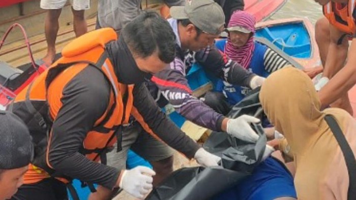 Perahu ketinting yang membawa 5 orang penumpang di Bulungan, Kalimantan Utara (Kaltara) terbalik.