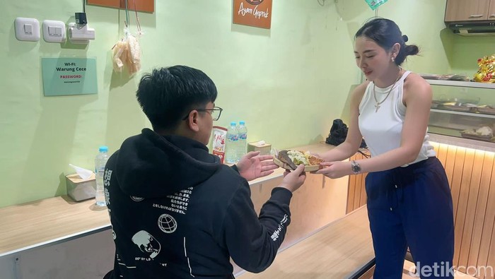 Cece Donna yang jualan penyetan di Surabaya