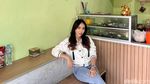 Potret Cece Donna, Penjual Sambal Penyetan Cantik di Surabaya