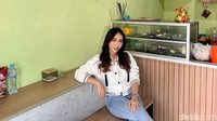 Warung Cece pertama kali viral di Surabaya sekitar tahun 2023. Dikutip dari detikJatim (12/11/2023), parasnya yang cantik sering kali membuat netizen dan pelanggan penasaran. Foto: Aujana Mahalia/detikJatim