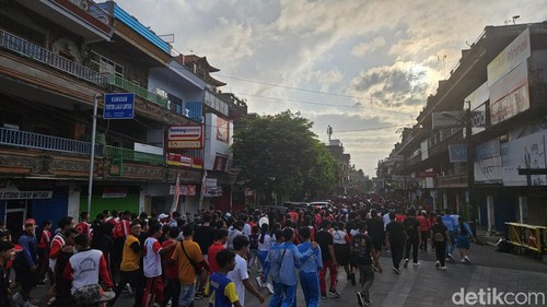 Para pelajar mengikuti CFW di Klungkung, Minggu.
