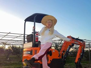 Beda dari yang Lain, Idol Cantik Ditunjuk Jadi Model untuk Mesin Konstruksi