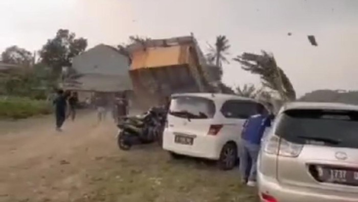 Warung di  Desa Karangtengah, Babakanmadang, Kabupaten Bogor, diterjang angin puting beliung.