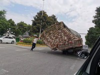 Foto-foto berikut berhasil mengabadikan momen sebelum kejadian malang terjadi terhadap orang-orang di dalamnya. Menurut detikers mana yang lebih parah?