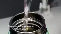 Ini adalah botol minum berbahan stainless steel untuk menyimpan air. Namun, desain botolnya unik bergambar kemasan obat nyamuk. Foto: Twitter/Instagram