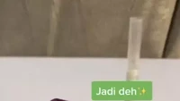 Tak kalah nyeleneh, gelas ini juga berbentuk kloset. Namun, dengan warna ungu tapi ukurannya jauh lebih mungil. Foto: Twitter/Instagram