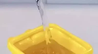 Berwarna kuning cerah, siapa yang sangka ternyata tempat sampah mungil ini sebenarnya adalah gelas untuk minum air. Foto: Twitter/Instagram