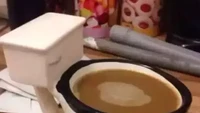 Jika diisi dengan air kopi, gelas berbentuk nyeleneh ini malah bikin orang bergidik. Tampilannya seperti kloset yang penuh. Foto: Twitter/Instagram