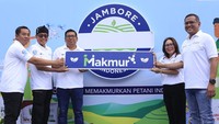 Direktur Utama PT Pupuk Indonesia (Persero) Rahmad Pribadi (kiri) bersama Asisten Deputi Bidang Industri Pangan dan Pupuk Kementerian BUMN Zuryati Simbolon (kedua kanan) dan Kepala Badan Pangan Nasional Arief Prasetyo Hadi (kanan), melantik para mahasiswa untuk menjadi Taruna Makmur yang akan memberikan pendampingan kepada para petani, dalam Jambore Makmur, di Cikampek, Jawa Barat. Direktur Utama PT Pupuk Indonesia (Persero) Rahmad Pribadi (kiri) bersama Asisten Deputi Bidang Industri Pangan dan Pupuk Kementerian BUMN Zuryati Simbolon (kedua kanan) dan Kepala Badan Pangan Nasional Arief Prasetyo Hadi (kanan), melantik para mahasiswa untuk menjadi Taruna Makmur yang akan memberikan pendampingan kepada para petani, dalam Jambore Makmur, di Cikampek, Jawa Barat.