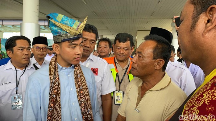 Gibran dicurhati sopir travel bandara soal penumpang sepi