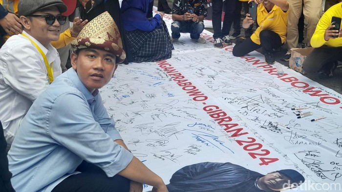 Gibran menandatangani dukungan relawan Sumsel