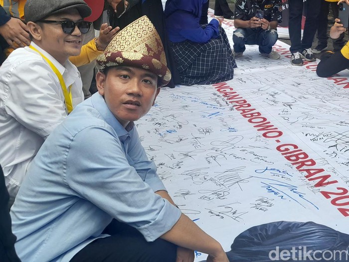 Gibran menandatangani dukungan relawan Sumsel